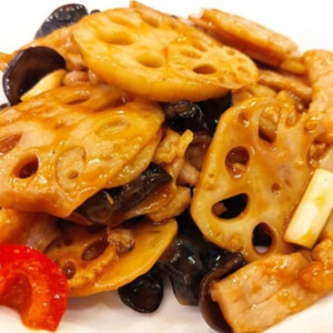 Roots of the sacred lotus, an invasive plant in the Midwest, are stir-fried with soy sauce, peppers, and wood ear mushrooms. Photo by Luoywo Huandgaum on Wikimedia Commons.